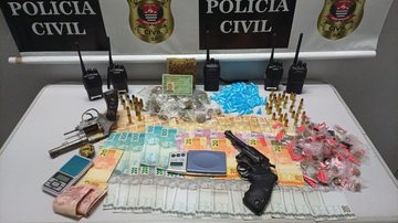 Itens apreendidos pela Polícia Civil, incluindo dinheiro, porções de drogas e armas