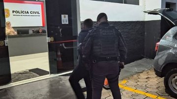 Suspeito foi conduzido à delegacia após ter sido flagrado furtando uma casa em Caraguatatuba - Divulgação/Polícia Militar