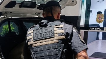 Policial militar conduz o suspeito ao 1º Distrito Policial de Ubatuba - Divulgação/Polícia Militar