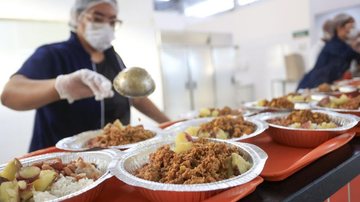 Restaurante de R$ 1 muda de endereço e altera regras de horário em Santos