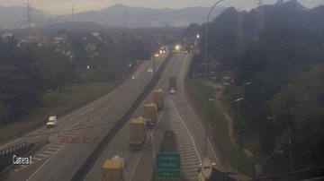 Rodovia Anchieta tem pista interditada no trecho de serra neste sábado (30)