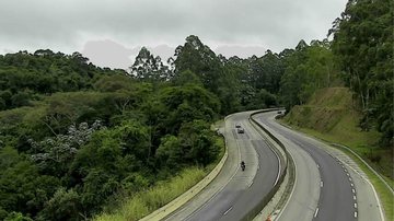 Rodovia dos Tamoios apresenta fluxo tranquilo no início da tarde de sábado (23)