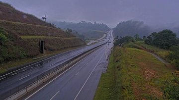 Rodovia dos Tamoios apresenta tráfego totalmente livre na serra no domingo (17)