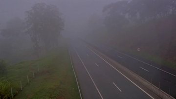 Rodovia dos Tamoios opera com neblina na manhã do domingo (24)