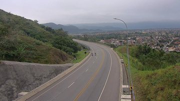 Rodovia dos Tamoios tem céu nublado e garoa nesta manhã de sexta (22)