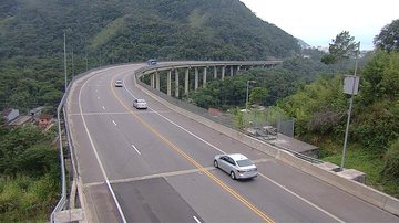 Rodovia dos Tamoios tem fluxo normal nesta manhã de sexta (15)