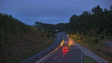 Rodovia dos Tamoios tem tráfego fluido e viagem segura rumo às praias