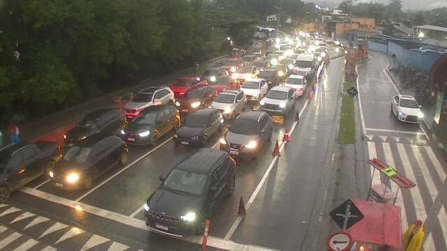 Saída de Ilhabela chega a quatro horas de espera neste domingo (24)