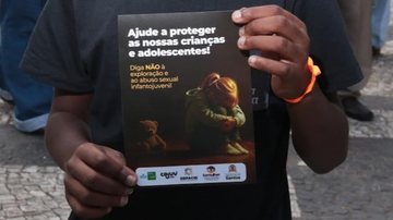 Cartaz da campanha Maio Laranja