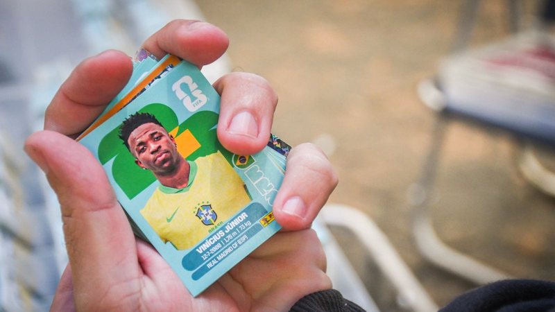 São Vicente promove troca de figurinhas da Copa do Mundo com presença de ex-jogador do Santos
