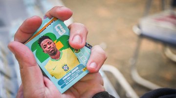 São Vicente promove troca de figurinhas da Copa do Mundo com presença de ex-jogador do Santos