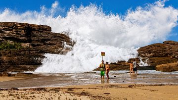 Alerta de ressaca coloca marinas e donos de barcos em alerta no litoral norte