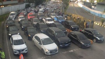 Fila para embarque na travessia de balsa Santos-Guarujá