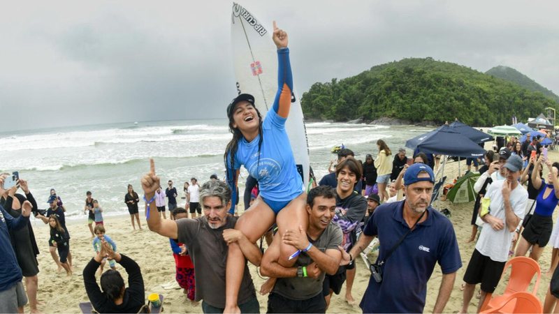 Surfista de São Sebastião, Sophia Medina vence etapa do Circuito BB em Ubatuba