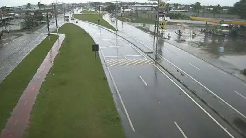 Trânsito flui sem interrupções na rodovia Rio-Santos no início da tarde de sábado (23)