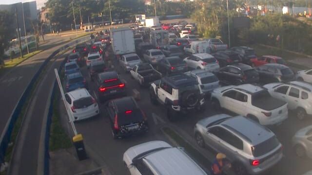 Travessia Santos-Guarujá registra lentidão e filas intensas nesta terça-feira (12)