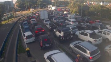 Travessia Santos-Guarujá registra lentidão e filas intensas nesta terça-feira (12)