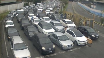 Travessia Santos-Guarujá registra fila de 25 minutos no lado Guarujá nesta manhã (18)