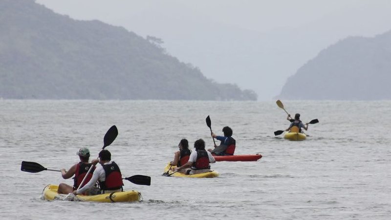 Mesmo com chuva fina, turistas passeiam de caiaque na praia da Fazenda, em Ubatuba - Reginaldo Pupo