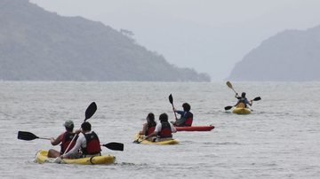 Mesmo com chuva fina, turistas passeiam de caiaque na praia da Fazenda, em Ubatuba - Reginaldo Pupo