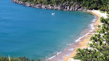 Vista geral da praia do Jabaquara, em Ilhabela, a partir do mirante natural existente na estrada que dá acesso ao atrativo - Reginaldo Pupo
