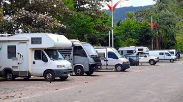Motorhomes estacionados na praia do Camaroeiro, em Caraguatatuba, um dos destinos preferidos dos turistas itinerantes - Reginaldo Pupo