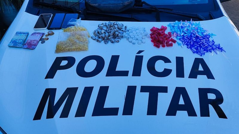 Os entorpecentes que foram apreendidos pela PM em posse de um adolescente, em Ubatuba - Polícia Militar