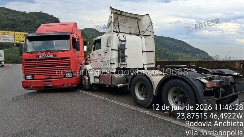 Colisão entre duas carretas, na rodovia Anchieta