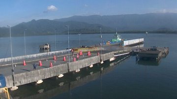 Fila de espera na travessia de balsa Bertioga-Guarujá
