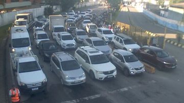 Fila de espera na travessia de balsa Santos-Guarujá