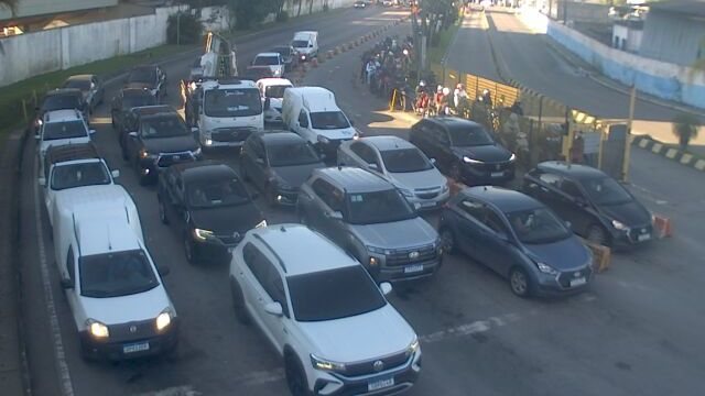 Fila de espera na travessia de balsa Santos-Guarujá