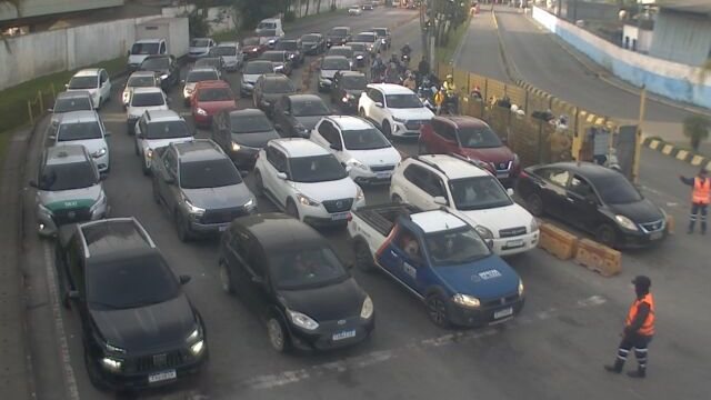 Fila de espera da travessia Santos-Guarujá, no lado de Guarujá