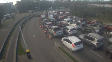 Filas em ambos os lados da travessia Santos-Guarujá