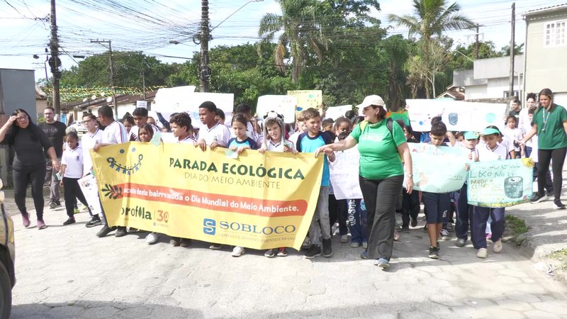 Alunos de Bertioga promovem Parada Ecológica no bairro Rio da Praia