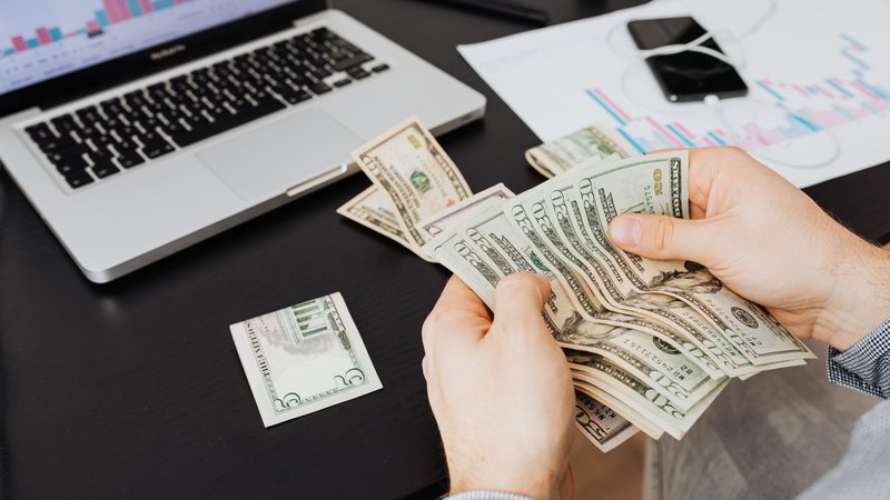 Assessora de investimentos explica como fazer o dinheiro render acima da poupança