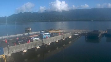 Fila de espera na travessia de balsa Bertioga-Guarujá