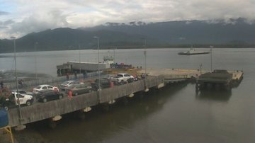 Fila de espera na travessia de balsa Bertioga-Guarujá