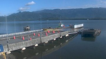 Fila de espera na travessia de balsa Bertioga-Guarujá