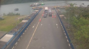 Fila de espera na travessia de balsa Bertioga-Guarujá