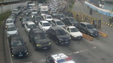 Fila de espera na travessia de balsa Santos-Guarujá