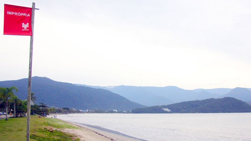 Bandeira vermelha da Cetesb na praia do Itaguá, em Ubatuba, considera imprópria para o banho de mar - Reginaldo Pupo