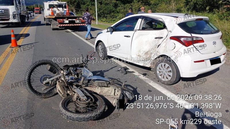 Moto no chão após colisão lateral com carro na rodovia Rio-Santos
