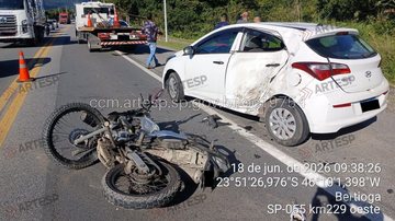 Moto no chão após colisão lateral com carro na rodovia Rio-Santos