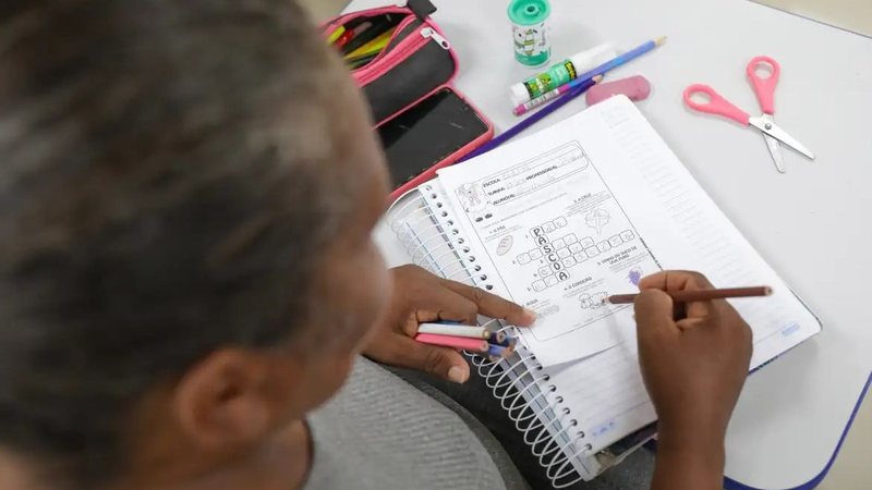 Brasil registra menor taxa de analfabetismo desde 2016, aponta IBGE