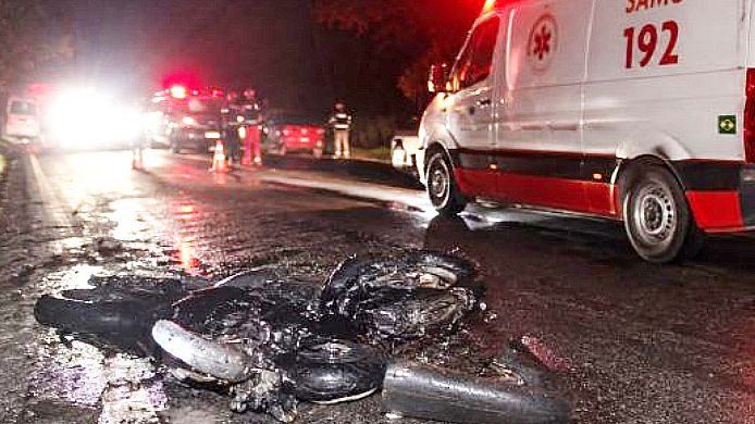 Uma das motocicletas envolvidas no acidente no bairro Cambury, em São Sebastião - Prefeitura de São Sebastião