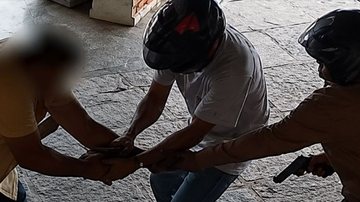 Os suspeitos surpreenderam o turista, que descansava em frente à pousada onde estava hospedado, em Ubatuba - Reprodução