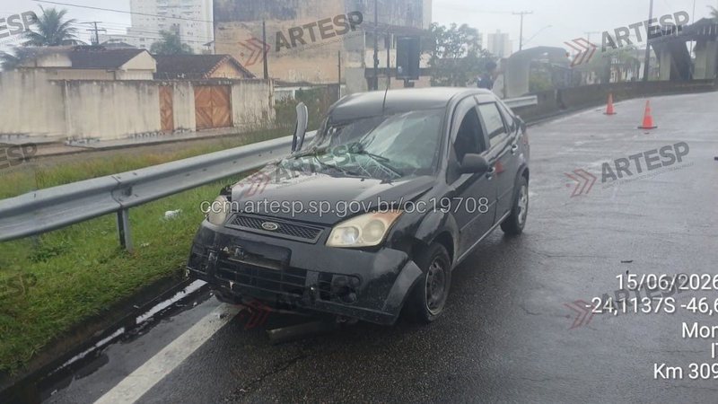 Veículo danificado em colisão na rodovia Padre Manoel da Nóbrega