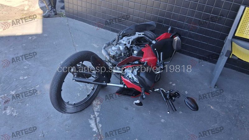Moto envolvida em acidente na rodovia Anchieta