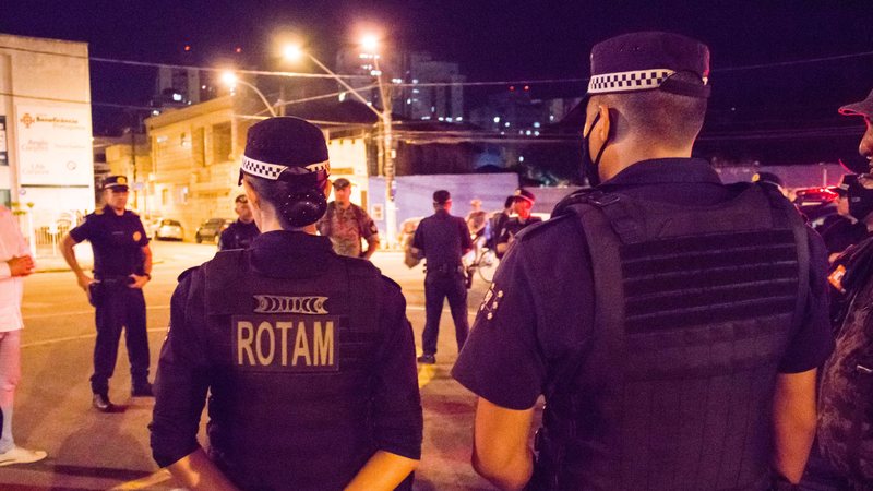Agentes da GCM de São Vicente