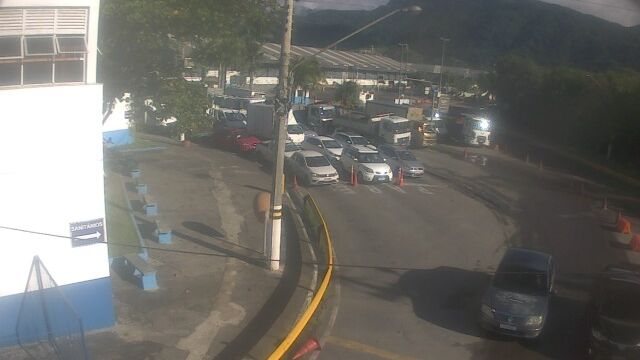 Espera pela balsa de Ilhabela é padrão nesta manhã de quarta (17)